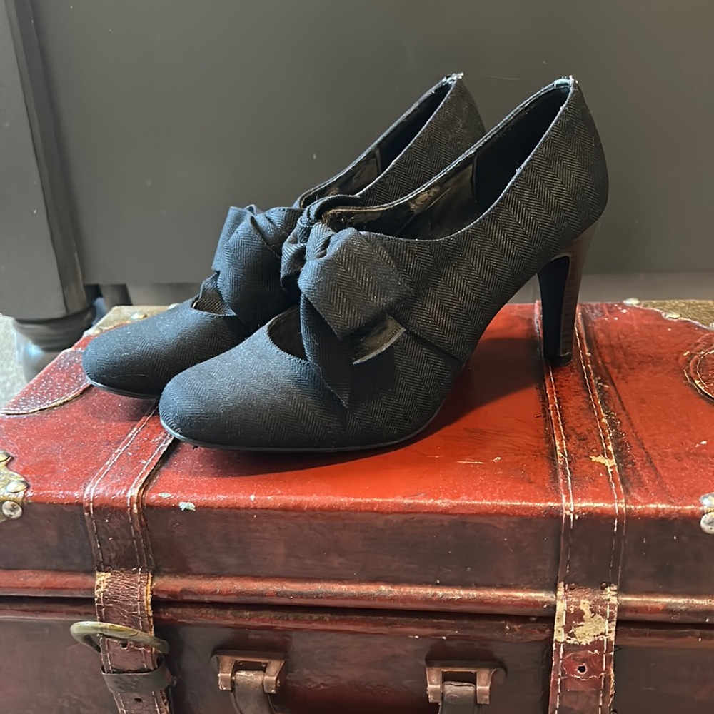 Vintage 1920’s style heels. Size 7. A little worn but super comfy.
